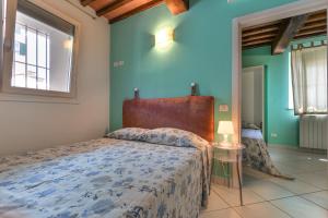 a bedroom with a bed with a blue wall at Appartamento sul Mare a Rio Marina, Isola d'Elba in Rio Marina