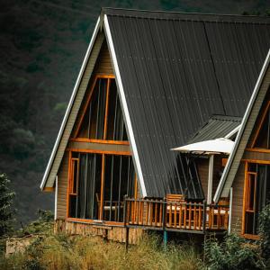 ein Haus mit einer großen Terrasse auf einem Berg in der Unterkunft Ayliya bungalow in Trabzon