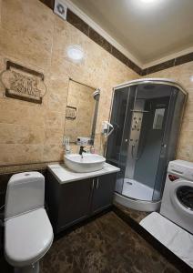 Koupelna v ubytování Апартаменты в центре города в ЖК Арман