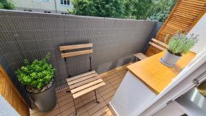 een balkon met 2 banken en een tafel en stoelen bij Apartament PRIMO in Zamość