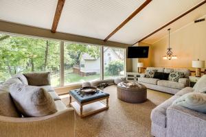 una sala de estar con 2 sofás y una ventana grande en Waterfront Monkey Island Vacation Rental with Deck, en Afton