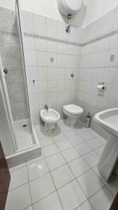 une salle de bain avec toilettes, douche et bidet dans l'établissement La Dimora di Sofia, à Rome 11 autres photos