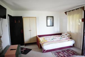 een kleine slaapkamer met een bed en een raam bij Etno House BORAK in Kladušnica