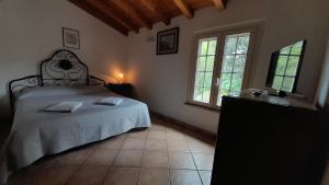 アメリアにあるLa Casa di Maryの窓付きの部屋にベッド付きのベッドルーム1室があります。