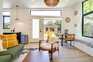 ein Wohnzimmer mit Couch und Tisch in der Unterkunft Redwood City Escape with Big-Screen TV! in Redwood City