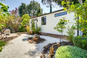 ein kleines Haus im Garten mit Kiesplatz in der Unterkunft Redwood City Escape with Big-Screen TV! in Redwood City
