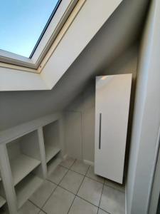 布魯日的住宿－Bel-etage Bruges Homestay - Free parking - Entire floor，天花板的客房内的天窗