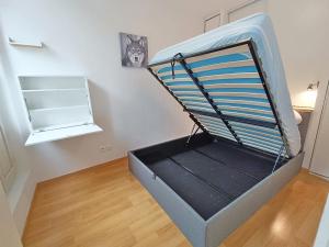 ein Schlafzimmer mit einem Etagenbett in einem Zimmer in der Unterkunft L'Isard, T2, centre Luchon, wifi, ascenseur, casier à ski, 4 personnes in Luchon