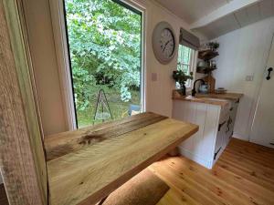 una cucina con bancone e una grande finestra di Cornwall Woodland Shepherd's Hut Deirdres Hut a Bodmin Altre 49 foto