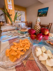 uma mesa com vários pratos de comida em Pousada Porto Girassol em Abraão