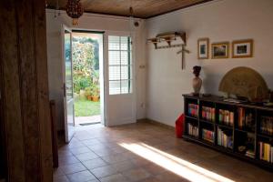 una sala de estar con una estantería con libros en Casa da Ruiva, en Serra