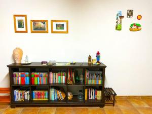 una estantería llena de libros en una habitación en Casa da Ruiva, en Serra