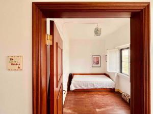 una puerta abierta a un dormitorio con cama en Casa da Ruiva, en Serra