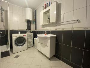 uma casa de banho com uma máquina de lavar roupa e uma máquina de lavar roupa. em Guest house Mostar em Mostar