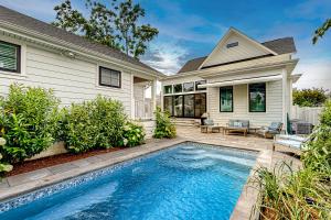 ein Swimmingpool vor einem Haus in der Unterkunft Town of Rehoboth Beach - 37499 Washington Street in Rehoboth Beach
