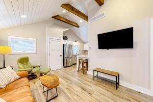 ein Wohnzimmer mit Couch und Flachbildfernseher in der Unterkunft Town of Rehoboth Beach - 37499 Washington Street in Rehoboth Beach