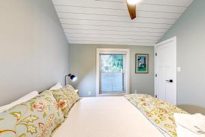 ein weißes Schlafzimmer mit einem Bett und einem Fenster in der Unterkunft Town of Rehoboth Beach - 37499 Washington Street in Rehoboth Beach + 16 Fotos