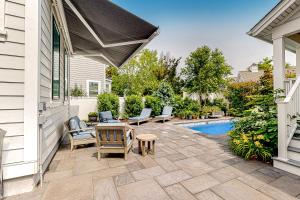 eine Terrasse mit Stühlen, einem Tisch und einem Pool in der Unterkunft Town of Rehoboth Beach - 37499 Washington Street in Rehoboth Beach