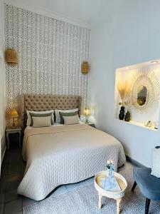 una camera con un grande letto e un tavolo di Riad Villa Wengé & Spa a Marrakech