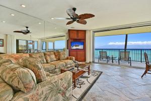 un soggiorno con divano e vista sull'oceano di Noelani 210 a Kahana