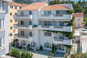 una vista aérea de un edificio con balcones en Villa Rubcic, en Makarska