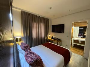 Uma TV ou centro de entretenimento em Hotel Art Santander