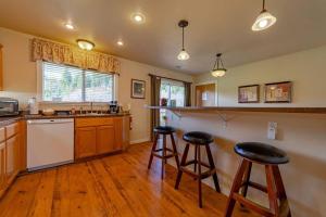 eine Küche mit zwei Barhockern und einer Theke in der Unterkunft Elk Meadow Cabins 13A Bears Den Suite in Orick