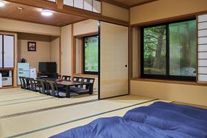 Una televisión o centro de entretenimiento en Ajisai Onsen Ryokan - Award Winning Private Open Air Onsen