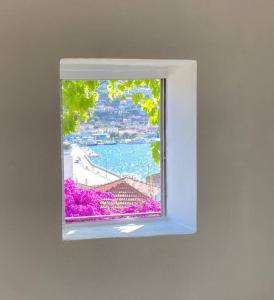 Gambar di galeri bagi Stylish Vathy Studio with Sea View di Vathi