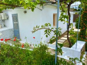 Taman di luar Stylish Vathy Studio with Sea View