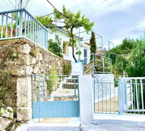 Gambar di galeri bagi Stylish Vathy Studio with Sea View di Vathi