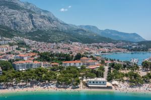 un grupo de personas en una playa en el agua en Villa Rubcic, en Makarska