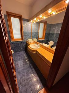 ein Badezimmer mit zwei Waschbecken und einem großen Spiegel in der Unterkunft Holiday flower villa panoramica sul golfo di Catania in Misterbianco