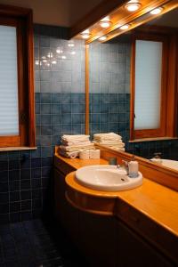 uma casa de banho com um lavatório e um espelho em Holiday flower villa panoramica sul golfo di Catania em Misterbianco