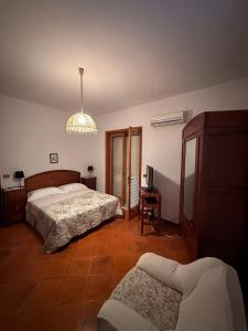 1 Schlafzimmer mit 2 Betten und einem Kronleuchter in der Unterkunft Holiday flower villa panoramica sul golfo di Catania in Misterbianco