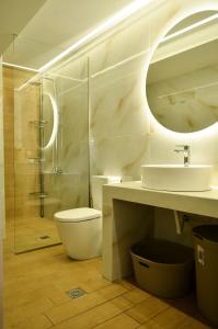 W łazience znajduje się toaleta, umywalka i prysznic. w obiekcie Verga Paradise Nest - A Blissful Hideout w mieście Almirón