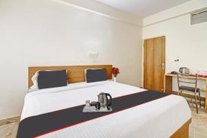 une chambre d'hôtel dotée d'un lit et d'une machine. dans l'établissement Flagship Sri Sai Comforts, à Bangalore