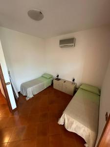 Zimmer mit 2 Betten in einem Zimmer in der Unterkunft Holiday flower villa panoramica sul golfo di Catania in Misterbianco