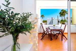 una sala da pranzo con tavolo e sedie di Cabanas Sea View APT in Golden a Cabanas de Tavira