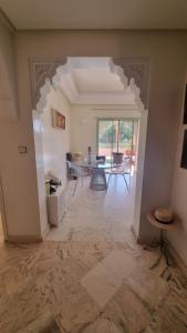 uma sala de estar com uma mesa e uma sala de jantar em Appartement Palmeraie Marrakech em Marrakech