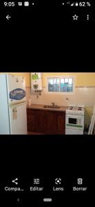 uma cozinha com um frigorífico e um fogão forno superior em AIMA em Villa Giardino