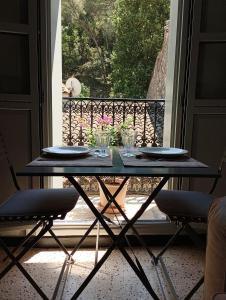 einen Tisch auf einer Veranda mit zwei Gläsern darauf in der Unterkunft La maison de la Traverse in Saint-Guilhem-le-Désert