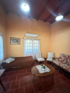 - un salon avec un lit, un canapé et une table dans l'établissement quinta iaia, à Villaguay