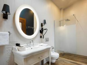 bagno con lavandino, specchio e servizi igienici di VİLLA POLONEZ a Istanbul