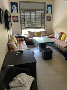 Uma área de estar em Skhirate Beautiful 62 m2 flat by Amphitrite palace