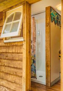 Ένα μπάνιο στο Rustic cabin with hot tub - Homewood Forest Retreat