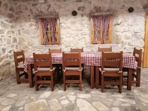 una sala da pranzo con tavolo e sedie in legno di Vignjišta a Plužine