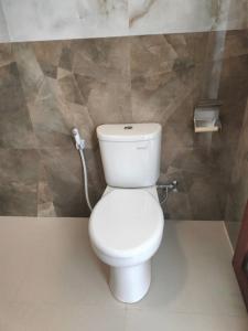 Baruna Sari Villa في أوبود: حمام مع مرحاض أبيض في الغرفة