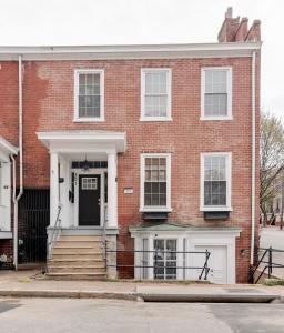 リッチモンドにあるPrime Location! Cozy Home in Church Hill/Shockoeの白い玄関の赤レンガ造り