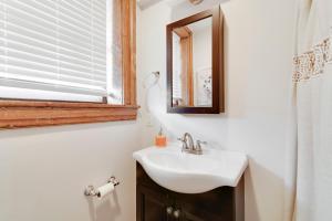 リッチモンドにあるPrime Location! Cozy Home in Church Hill/Shockoeの洗面台と鏡のあるバスルーム +7枚の写真